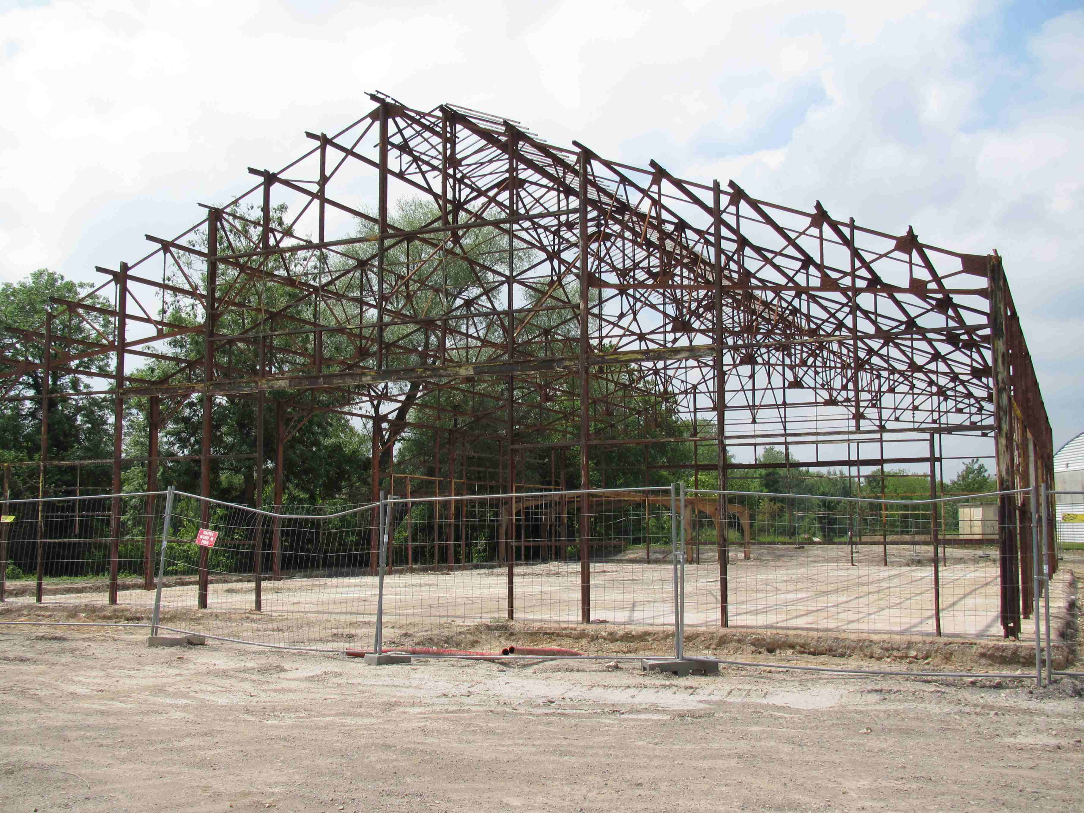 L'ossature de l'ancien hangard, après démontage